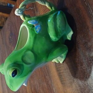 Frog and the butterfly pitcher